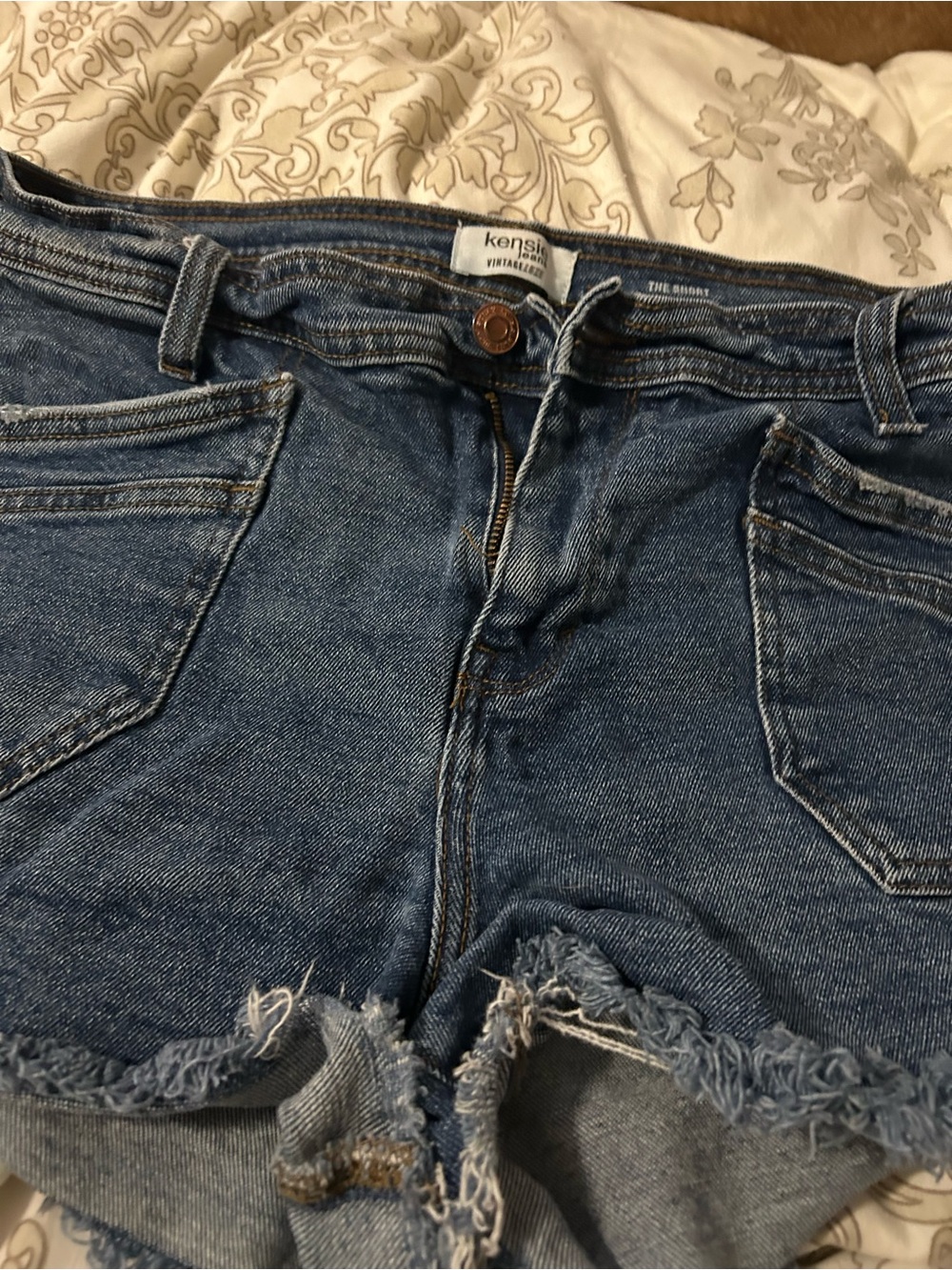 EUC KENSIE Distressed Frayed Hem Denim CUT OFF Shorts, Zipper Front, 5 Pockets